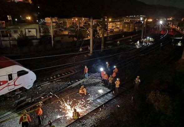 台湾宜兰列车出轨 一家族乘车喝喜酒8人亡