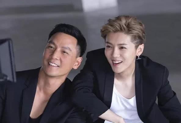 45岁吴彦祖晒近照,发际线后移变M型秃,同框鹿