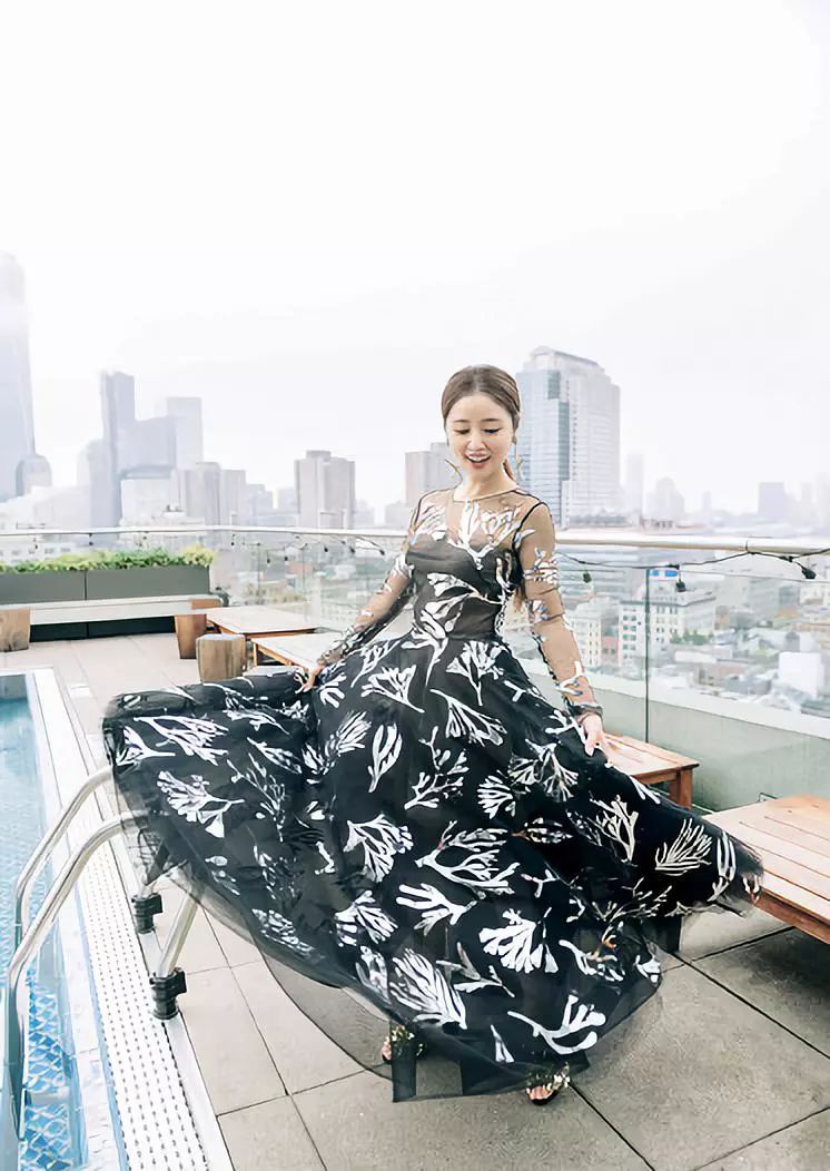 青花瓷抹胸裙俏皮灵动,看不出年龄