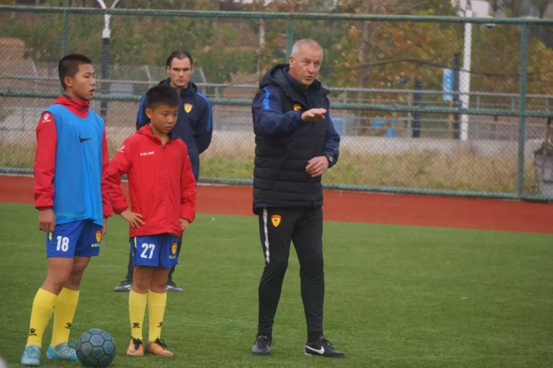 星辉宏弛主教练哈里:培养中国最顶尖球员 青超