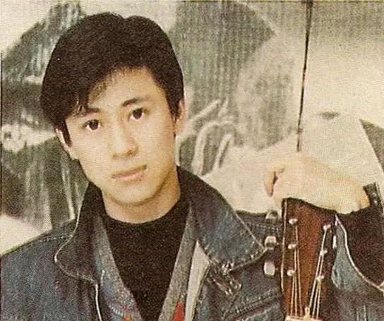 50岁解晓东全家近照，身材发福身家过亿，妻子美艳儿子比他还帅