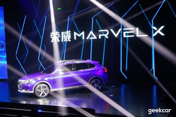 传统车企用什么对抗造车新势力？荣威的答案是这辆零百 4 秒的纯电 SUV