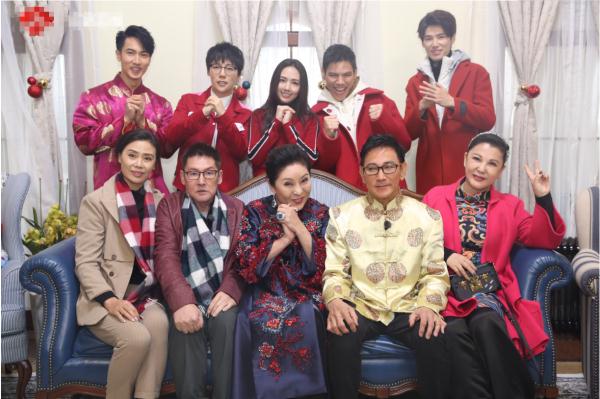 向佐郭碧婷机场同行，一脸害羞拿玩具挡脸，网友：这个眼神稳了！
