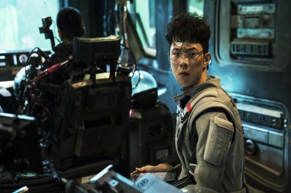 张亦驰《流浪地球》曝花絮 李一一同款骰子引