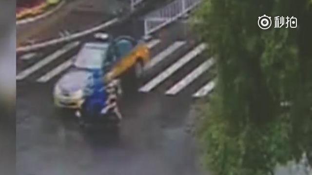 京视频 【电动车司机下雨天闯红灯径直撞上出租车 人仰车翻】前些日子一个下...