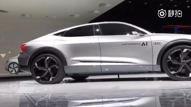 视频：奥迪Q8的方向盘有多霸气，自己来感受一下！