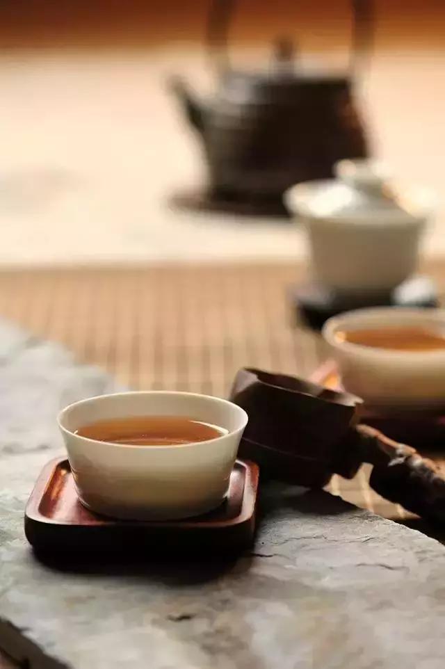 虽无红袖添香的意味，却也有红颜续茶的意境，如此不亦乐乎哉！