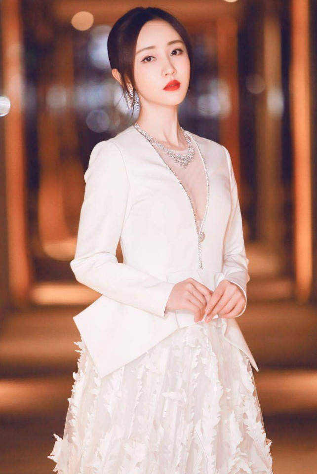 真是厉害了赵予熙，穿白色套装大显性感身材，女生都会心动