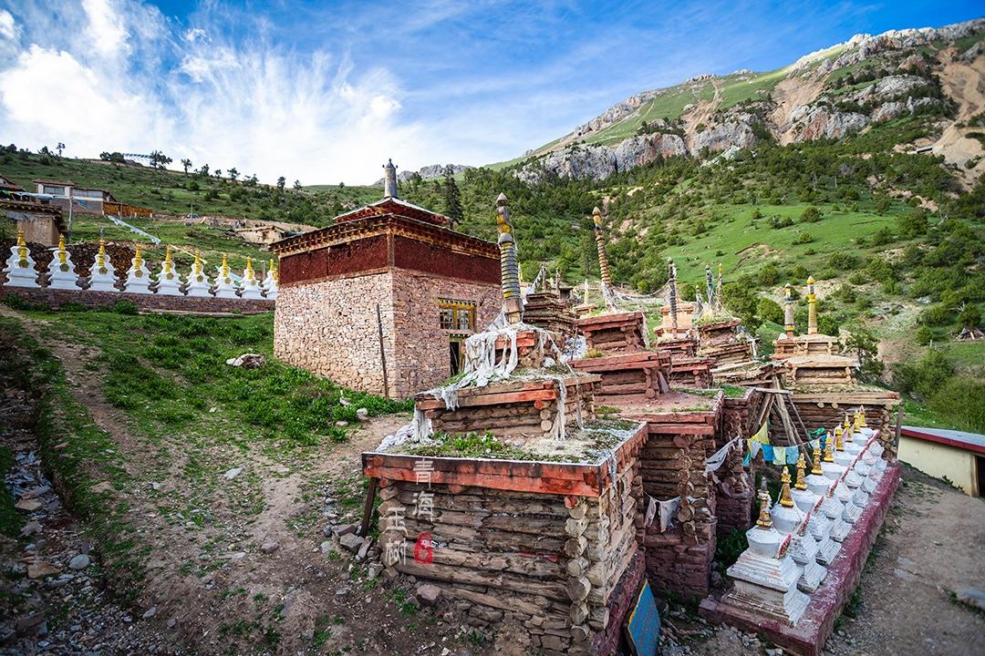 海拔4千米的峭壁间镶嵌着一座古老寺院,文成公主的嫁妆已转动千年