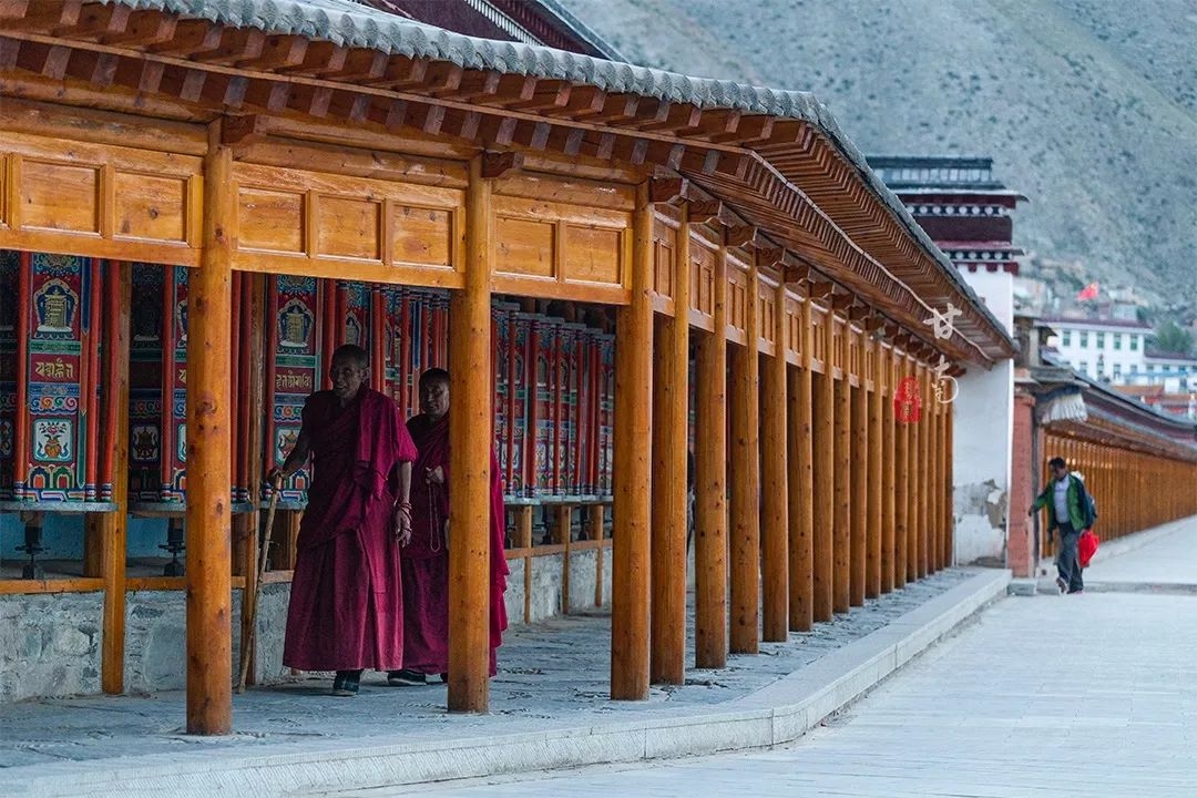 这个世界最大藏学府拥有世界最长转经长廊,居然不在西藏