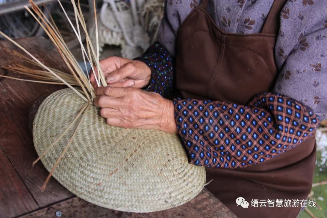 一把蒲扇一生情!这个88岁老奶奶的扇子,可曾摇出你的童年回忆?