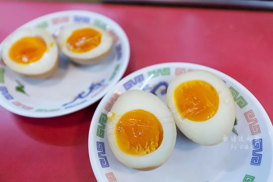 去《旅行青蛙》去过的地方,吃一碗博多拉面,最吸引我的居然是那个溏心鸡蛋