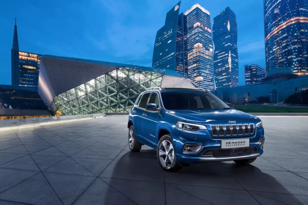 眯眼变大眼，搭载2.0T/2.0L动力，全新Jeep 自由光20万内起售