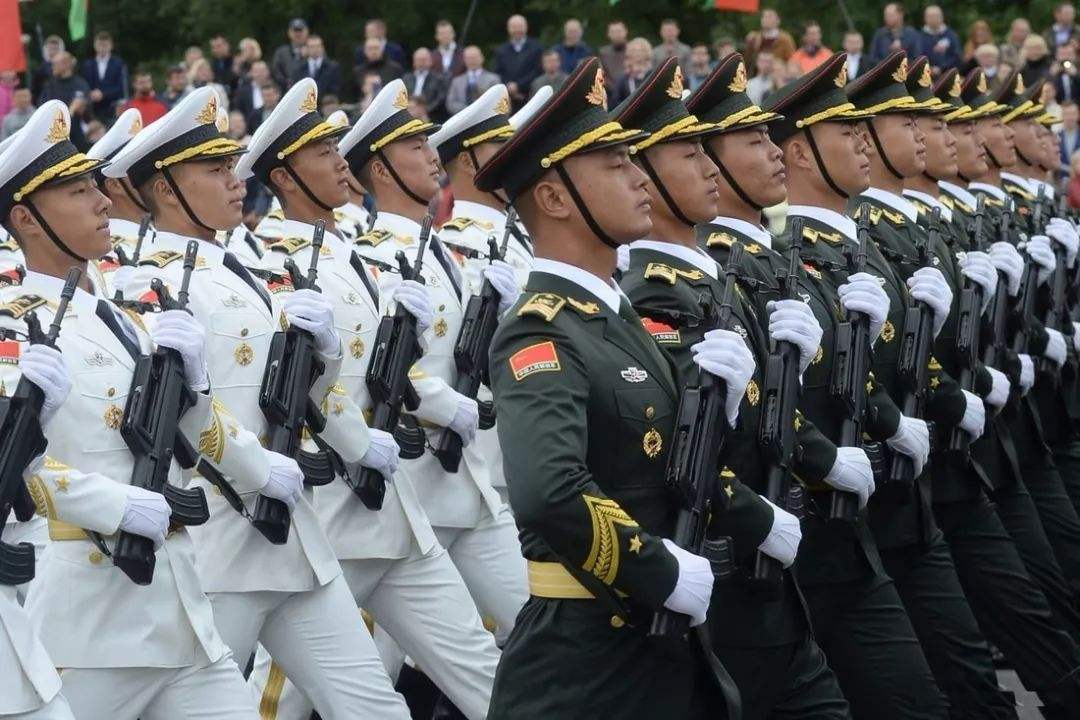 中国解放军阅兵式上威武霸气,整齐划一 印度网友:电脑