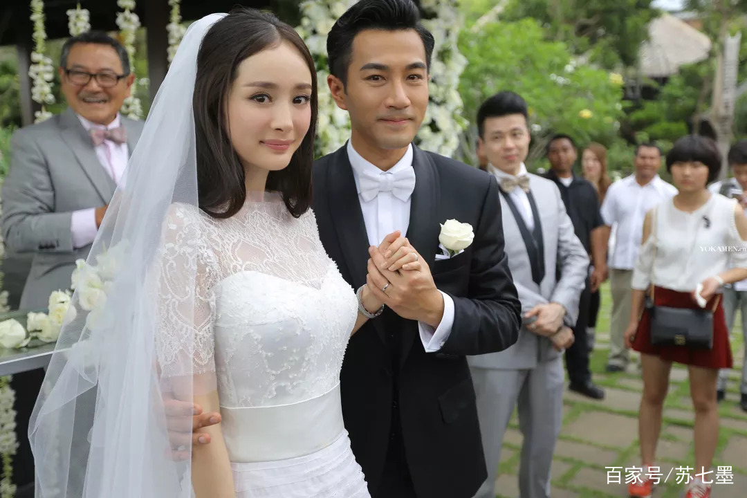 当时的婚礼简单却很温馨,一直到现在杨幂唯一的伴娘唐嫣,还会被大家