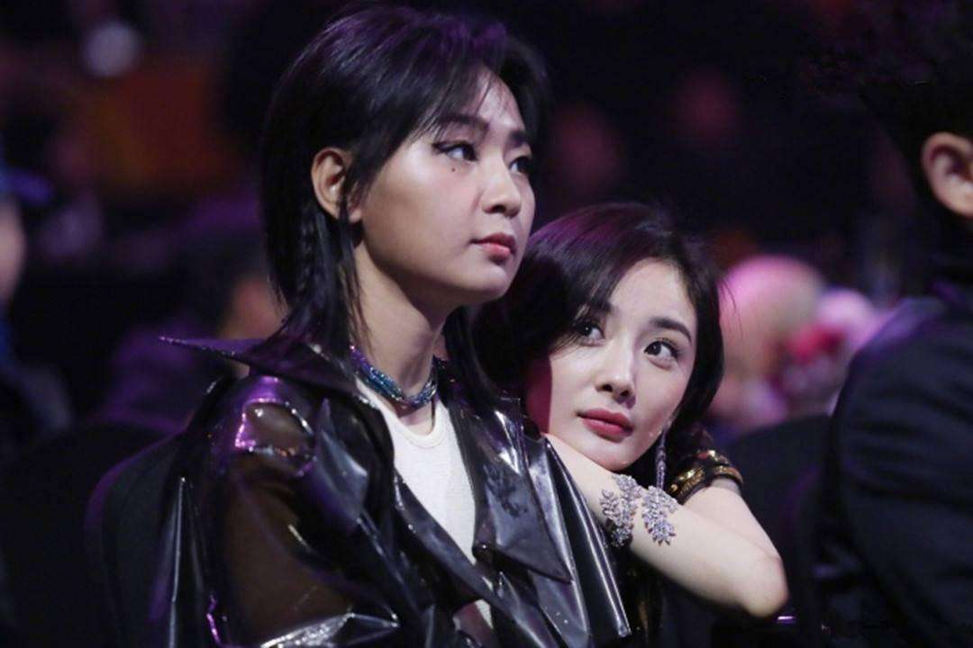 杨幂新年开工首现身，睡眼惺忪超可爱，助理撞脸周笔畅抢镜