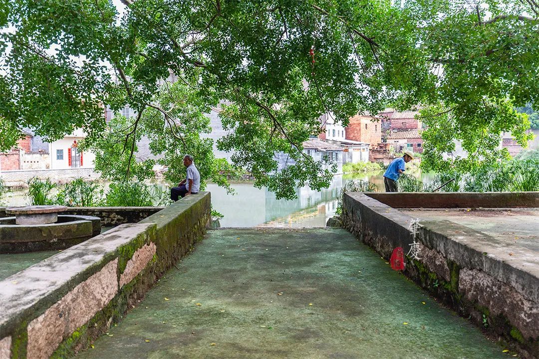 一個玄機重重的“八卦村”，竟用屋墻來做村莊的圍墻，小偷都會迷路