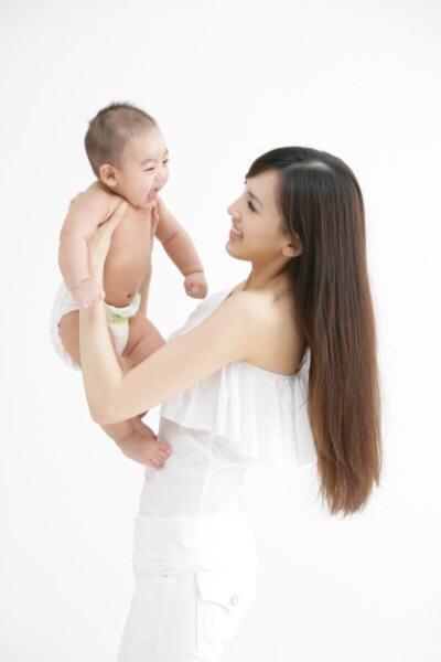 林志颖晒老婆和儿子背影直呼幸福,陈若仪贵气