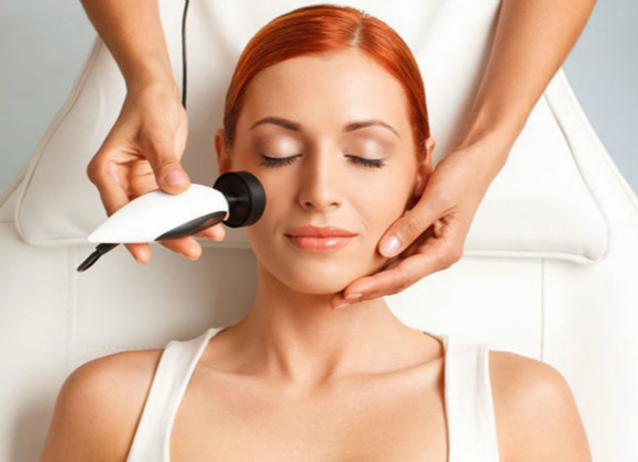 一用化妆品脸就会红痒起皮是不是过敏