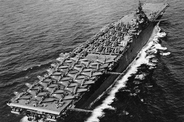 美军对小岛狂轰滥炸,3万士兵绝命冲锋,结果自