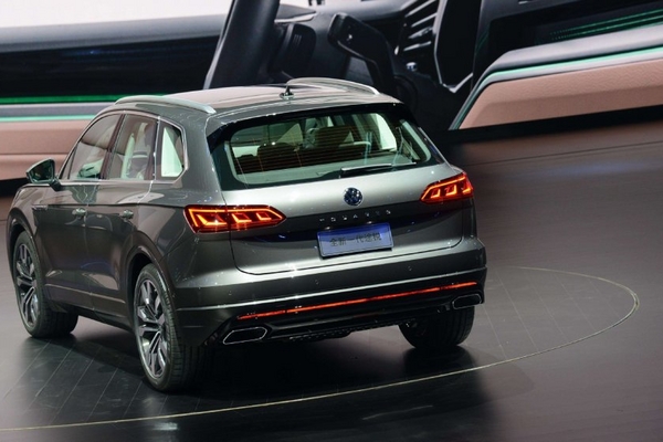 尾灯神似Q7，尺寸不输宝马X5，还有五种越野模式，全新途锐很颠覆