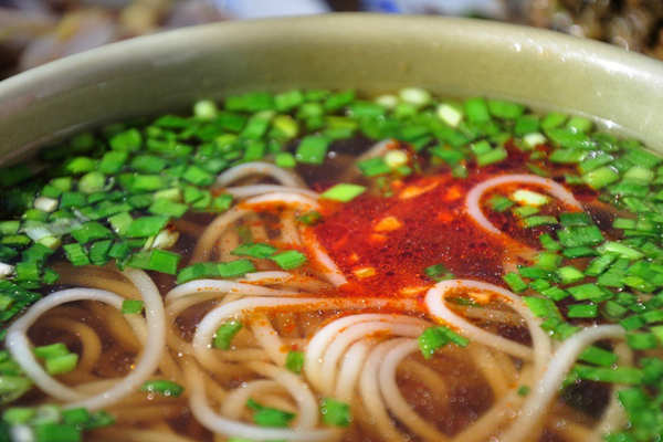 饸饹面筋道滑溜,吃在嘴里超有弹性