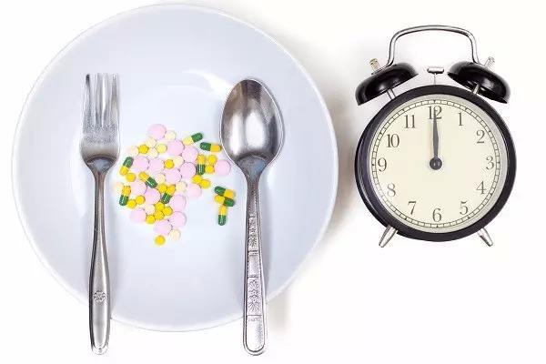 服药常识你做对了吗:一日三次≠一日三餐 !