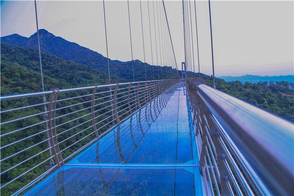 佛山南丹山建成广东最长玻璃桥,要VS张家界玻璃桥