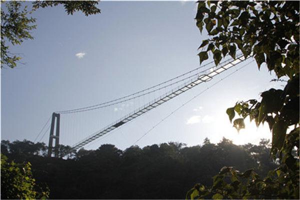 佛山南丹山建成广东最长玻璃桥,要VS张家界玻璃桥