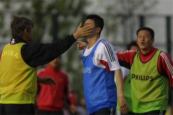 科斯塔吐口水或遭禁赛 中国足球第一人曾因此