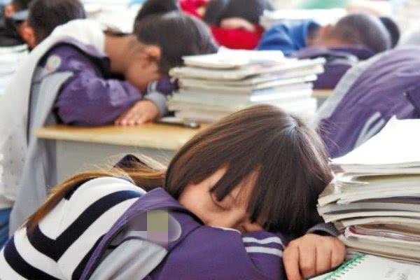 上网课的你遇过这些问题吗? | 文字碌碌 上课睡觉班主任都是用什么方式把你叫醒的?看完网友