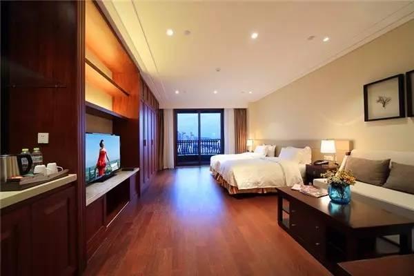住青岛这家金沙滩旁德式古堡酒店，海滩玩水+喝啤酒这才叫夏天！