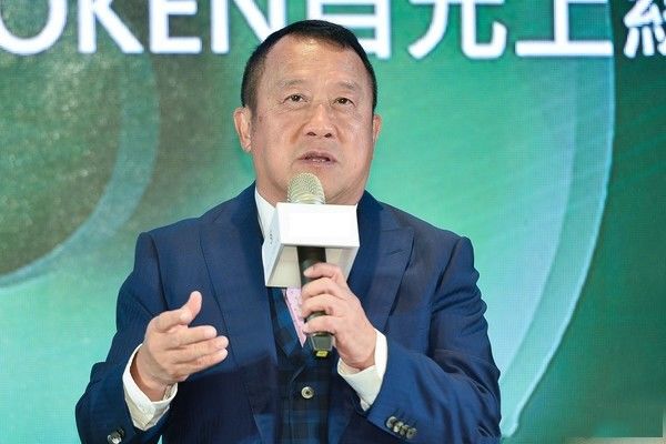 曾志伟度假女伴身份曝光，原来是已故朋友的妻子