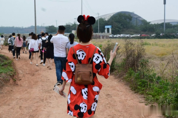 女生头大，脸圆，脖子短，头发厚，发质硬，什么发型好看？
