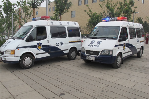警车上有的写