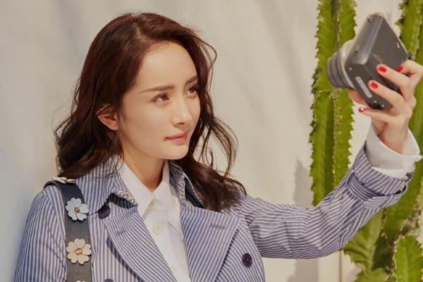 杨幂现身重庆拍戏被偶遇,当网友注意到杨幂的