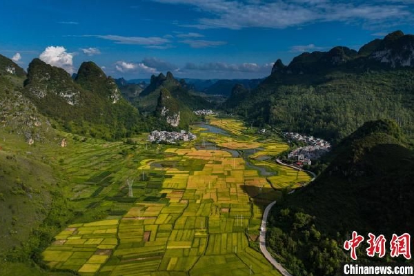 　　6月13日、14日，河南多地发布人工增雨公告。提醒：任何组织和个人若发现未爆炸或爆炸不完全弹头、弹药碎片或火箭弹残骸，切勿擅自移动、藏匿、拆解和损毁等，请马上报告当地政府或人工影响天气有关部门，或者马上拨打110向当地公安部门报警。