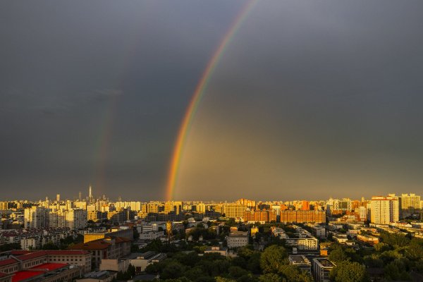 北京雨后天空现彩虹