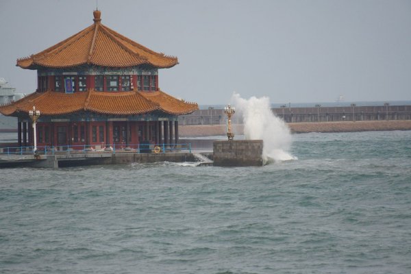 青岛：栈桥掀大浪 多景区封闭