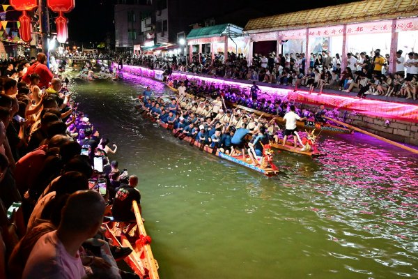 福建长乐：三溪村夜赛龙舟热闹非凡
