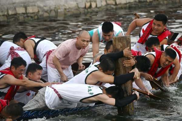 广东揭阳特色“龙舟抱桩”庆端午