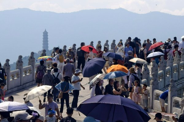 北京颐和园游客如织