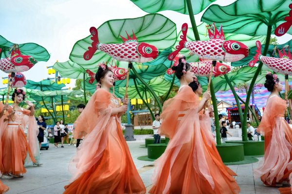 浙江安吉：巨型仿真荷景引客流