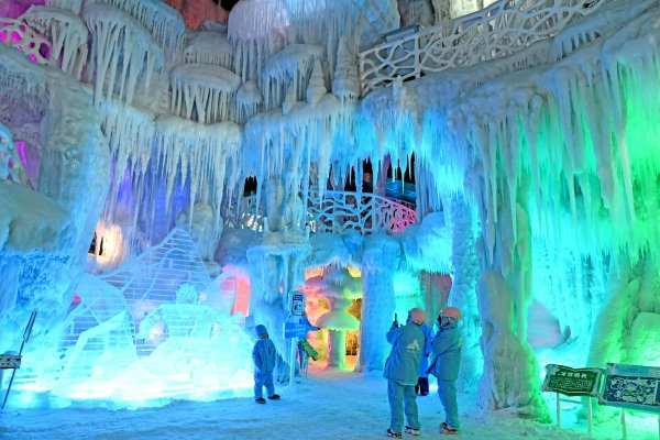 安徽淮南：三伏天冰雪项目受青睐