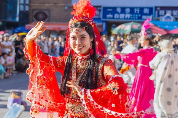 乌鲁木齐：新疆国际大巴扎游人如织