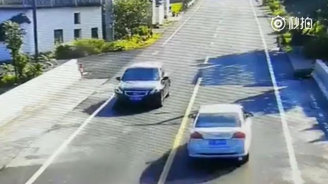 汽车频道 这女的起码五年以内不敢再乱穿马路了吧，  纽约车展  ​