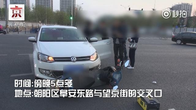 京视频【闯红灯骑进路口 左转撞上直行车 】近日，在朝阳区的某个路口，一辆...