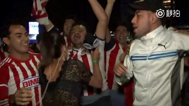 视频：遭球迷骚扰 美女记者反手就是一个话筒