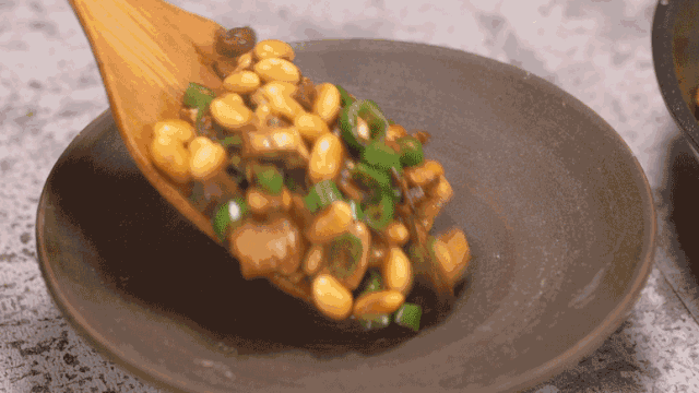 且高出两厘米左右 大火煮开后转小火炖10分钟左右煮熟黄豆,下入口蘑翻