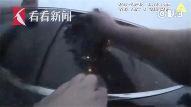 【女司机犯困把车开进湖里 警方90秒神速救援】美国休斯顿近郊日前发生一起...